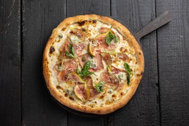 Lokantada lezzetli pizza.