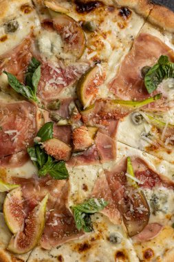 Lokantada lezzetli pizza.