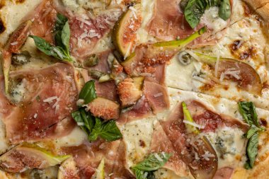 Lokantada lezzetli pizza.