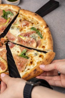 Lokantada lezzetli pizza.