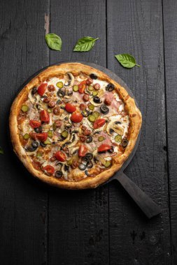 Lokantada lezzetli pizza.