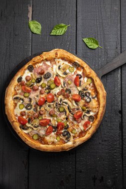 Lokantada lezzetli pizza.