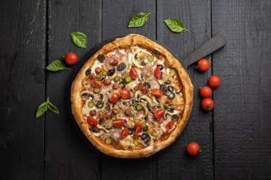Lokantada lezzetli pizza.