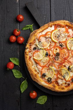 Lokantada lezzetli pizza.