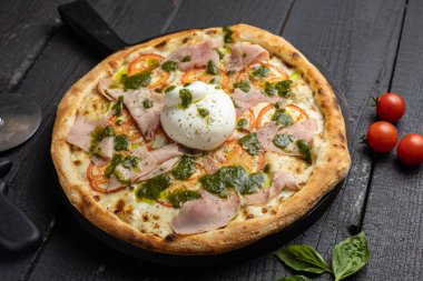 Lokantada lezzetli pizza.