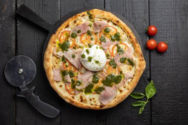 Lokantada lezzetli pizza.