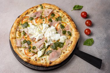 Lokantada lezzetli pizza.