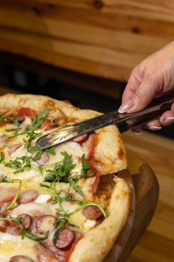 Lokantada lezzetli pizza.