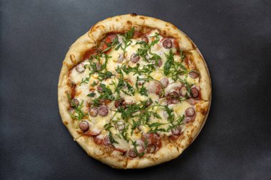Lokantada lezzetli pizza.