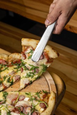 Lokantada lezzetli pizza.