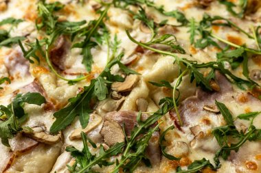 Lokantada lezzetli pizza.