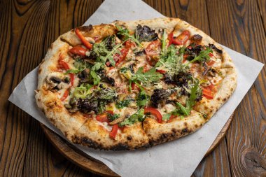 Lokantada lezzetli pizza.