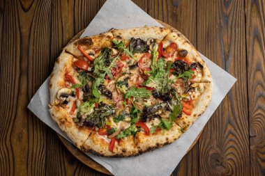 Lokantada lezzetli pizza.