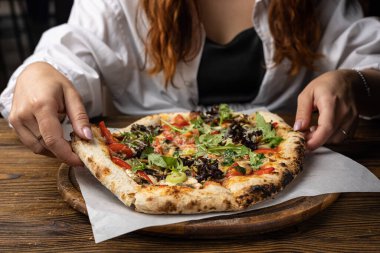 Lokantada lezzetli pizza.