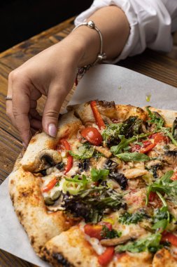 Lokantada lezzetli pizza.