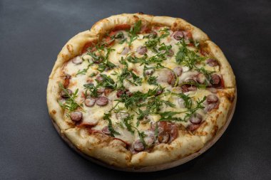Lokantada lezzetli pizza.