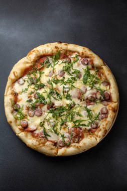 Lokantada lezzetli pizza.