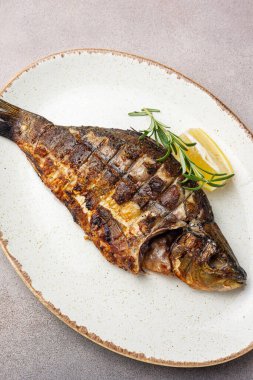 Restoranda ızgara balık.