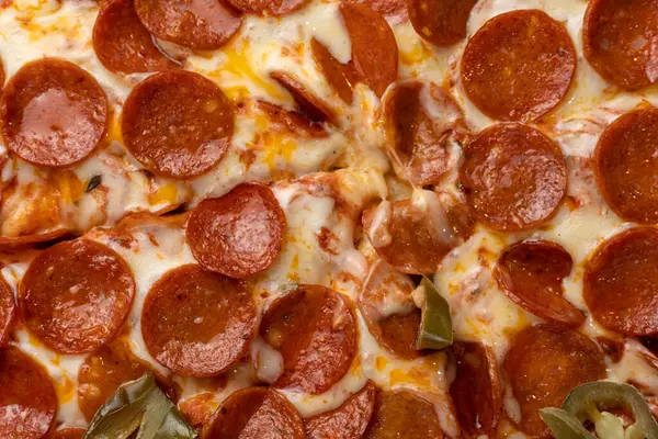 Lokantada lezzetli pizza.