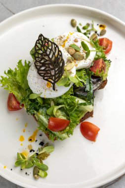 Haşlanmış yumurtalı lezzetli kahvaltı.