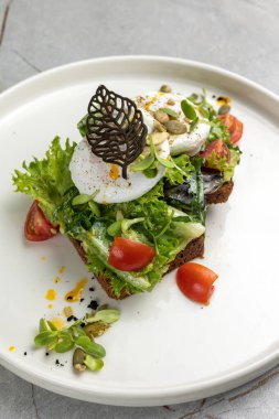 Haşlanmış yumurtalı lezzetli kahvaltı.