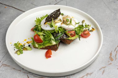 Haşlanmış yumurtalı lezzetli kahvaltı.