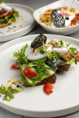 Haşlanmış yumurtalı lezzetli kahvaltı.