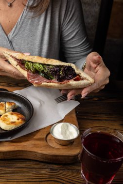 Lezzetli kahvaltı - ekşi kremalı peynirli kekler ve ahşap bir masada reçel. 