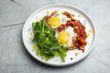 Yeşillikli kızarmış yumurta. 