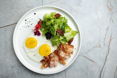 Yeşillikli kızarmış yumurta. 