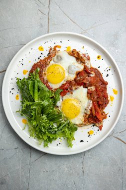 Yeşillikli kızarmış yumurta. 