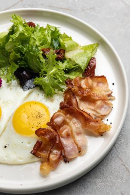 Yeşillikli kızarmış yumurta. 