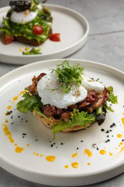 Haşlanmış yumurtalı lezzetli kahvaltı.