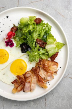 Yeşillikli kızarmış yumurta. 