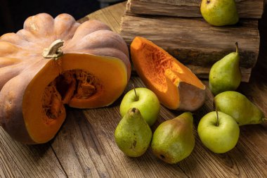 ahşap bir masa üzerinde olgunlaşmış kabak