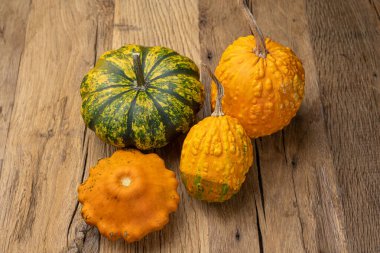 ahşap bir masa üzerinde olgunlaşmış kabak