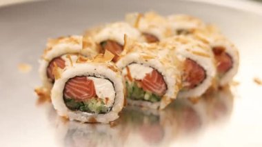 Japon mutfağı. Lezzetli bir ulusal Japon yemeği. Rulo ve suşi.