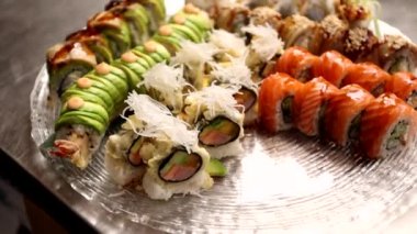 Japon mutfağı. Lezzetli bir ulusal Japon yemeği. Rulo ve suşi.