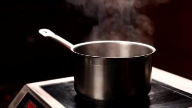 Su bir tencerede ocakta kaynıyor.