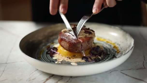 Pyszne Mięso Medalionach Talerzu Restauracji Kroi Stek — Wideo stockowe