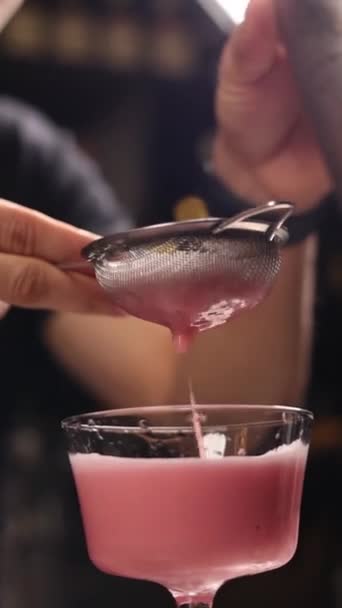 Camarero Prepara Cóctel Alcohólico Bar Cerca — Vídeos de Stock