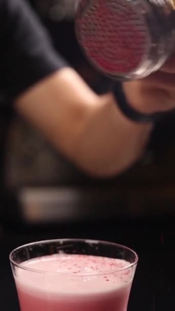 一个酒保在酒吧里准备了一杯酒精鸡尾酒 靠近点 — 图库视频影像