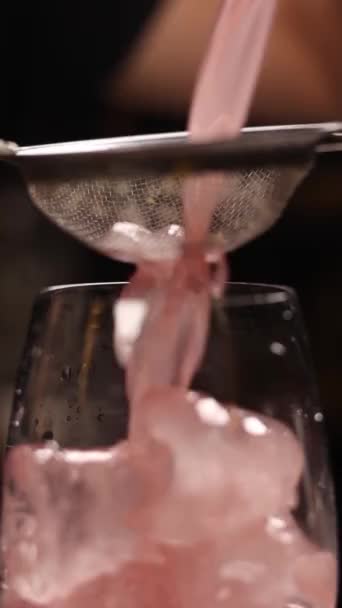 Een Barman Bereidt Een Alcoholische Cocktail Aan Bar Sluiten — Stockvideo