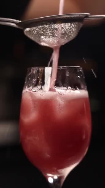 Barman Prepara Cocktail Alcoólico Bar Fechar — Vídeo de Stock