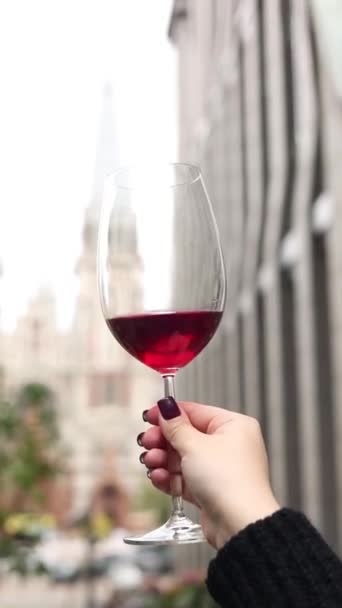 Genç Bir Kızın Elindeki Kırmızı Şarap — Stok video