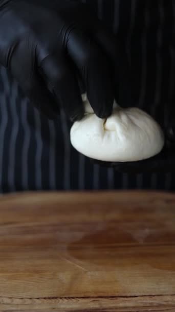 厨师用辣椒和西葫芦做了一份美味的意大利面 — 图库视频影像