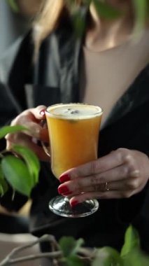 Kızın ellerinde sıcak şarap.