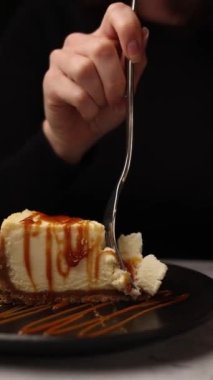 Lokantadaki lezzetli tatlı. Peynirli kek.