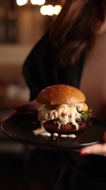 美味的汉堡包与切碎 卷心菜 烤鱿鱼圈 靠近点 — 图库视频影像
