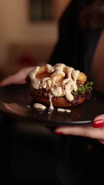 カツレット チーズ キャベツ パンのイカリングと美味しいハンバーガー クローズアップ — ストック動画